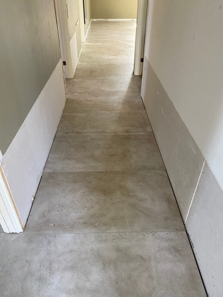 Gang med nyinstalleret betongulv under renovering